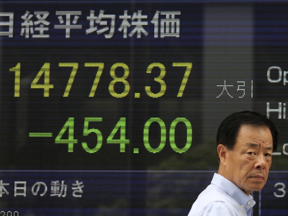 La Bourse de Tokyo a notamment été plombée par des statistiques macroéconomiques plus que médiocres au Japon et par les inquiétudes entourant la Deutsche Bank (archives). © KEYSTONE/AP/EUGENE HOSHIKO