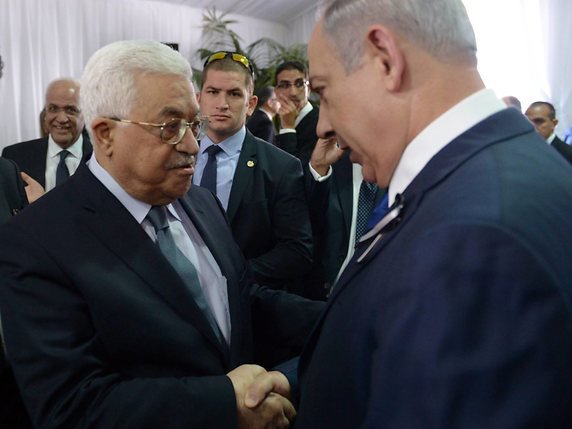 Lors de l'événement, le Premier ministre israélien Benjamin Netanyahu ainsi que le président palestinien Mahmoud Abbas se sont serrés la main. © KEYSTONE/EPA GOVERNMENT PRESS OFFICE/AMOS BEN GERSHOM / HANDOUT