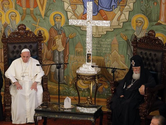 Le pape François en compagnie du patriarche orthodoxe Ilia II © KEYSTONE/EPA/ZURAB KURTSIKIDZE