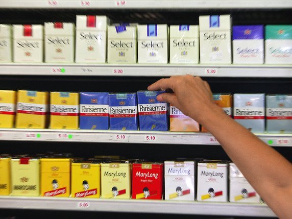 Encore près d'un jeune sur deux se fait remettre des cigarettes dans les commerces fribourgeois testés, malgré l'interdiction de vente aux mineurs de moins de 16 ans (archives). © KEYSTONE/MARTIN RUETSCHI