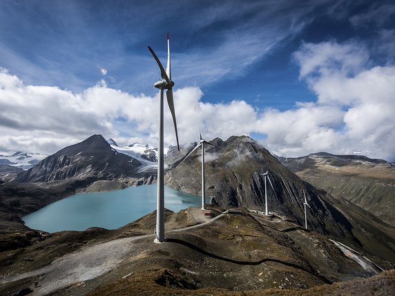 Perché au col du Nufenen, à 2500 mètres d'altitude, le premier parc éolien du Valais est le plus haut d'Europe. © KEYSTONE/OLIVIER MAIRE