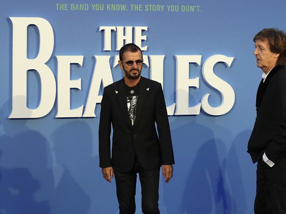 Paul McCartney (à droite) et Ringo Starr (à gauche) engrangent des lauriers pour le film  "The Beatles, Eight Days a Week" © KEYSTONE/AP/KIRSTY WIGGLESWORTH