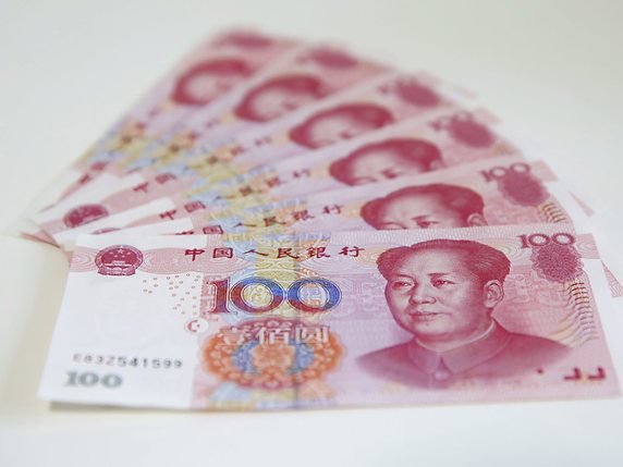 Des billets de 100 yuan - la devise chinoise, aussi appelée renminbi, a fait son entrée dans la cour des grandes monnaies mondiales. © KEYSTONE/EPA/WU HONG