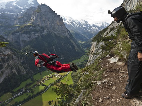 La vallée de Lauterbrunnen est très prisée des adeptes de sport extrême (archives). © KEYSTONE/GAETAN BALLY
