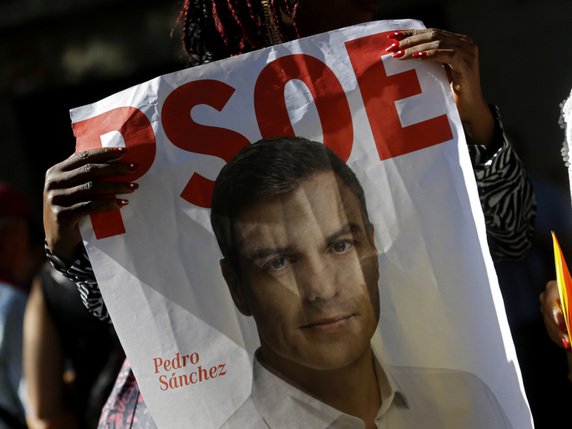 Le secrétaire général du Parti socialiste espagnol (PSOE) Pedro Sanchez sur une affiche électorale: image désormais obsolète. © Keystone/AP/FRANCISCO SECO