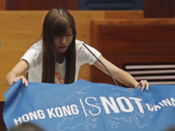 La semaine dernière, la députée indépendantiste Yau Wai-ching avait brandi une bannière proclamant que "Hong Kong n'est pas la Chine". © KEYSTONE/AP/KIN CHEUNG