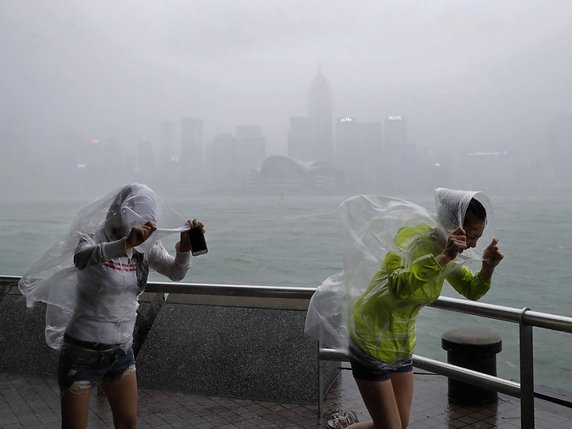 Les curieux, malgré les mises en garde, s'amusent à se faire gicler à Hong Kong. © KEYSTONE/AP/VINCENT YU