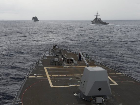 Le Pentagone avait indiqué vendredi avoir envoyé le destroyer USS Decatur (en haut à droite) près des Paracels (archives). © KEYSTONE/AP US Navy/PETTY OFFICER 2ND CLASS WILL GASKILL