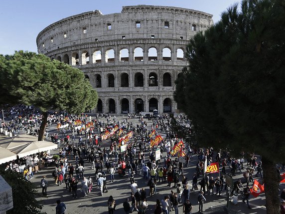 Les manifestants ont défilé devant le Colisée, appelant à voter non le 4 décembre à la réforme constitutionnelle voulue par Matteo Renzi. © KEYSTONE/AP/ANDREW MEDICHINI
