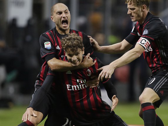 La joie des Milanais après le but de Locatelli © KEYSTONE/AP/LUCA BRUNO