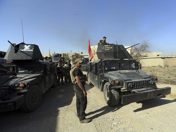 Les forces irakiennes déployées depuis samedi dans la ville de Bartella, à 15 km à l'est de Mossoul © KEYSTONE/AP/KHALID MOHAMMED