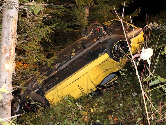 La voiture, qui est tombée dans un talus boisé, a été complètement détruite. Les quatre occupants ont pu s'en extraire par leurs propres moyens. © Kantonspolizei AI