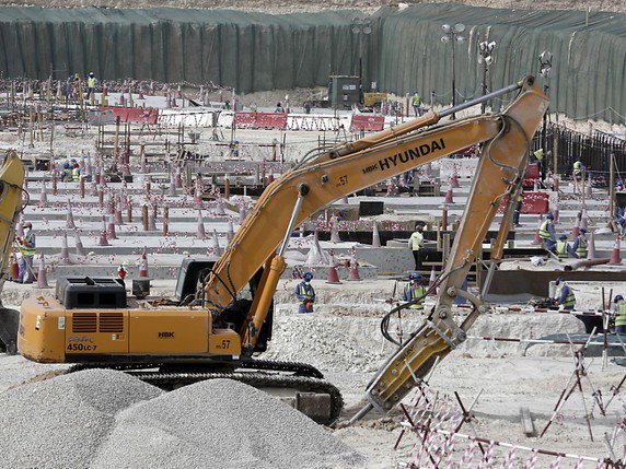 Une photo de mai 2015 montre la construction d'un stade à Doha pour le Mondial 2022 (archives). © KEYSTONE/AP/MAYA ALLERUZZO