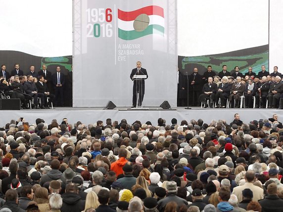 Lors de la cérémonie officielle, organisée devant le Parlement de Budapest, le premier ministre hongrois Viktor Orban (C) a défendu sa politique anti-migrants devant quelque 15'000 partisans, selon l'estimation d'un photographe de l'AFP. © KEYSTONE/EPA MTI/SZILARD KOSZTICSAK