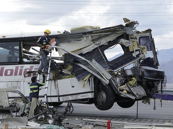 La plupart des passagers morts se trouvaient à l'avant du bus. © KEYSTONE/EPA/PAUL BUCK