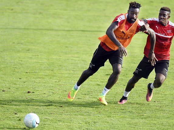 Francois Moubandje, ici derrière Djourou, apparaît pour la première fois de la saison dans le 11 idéal de l'Equipe © KEYSTONE/WALTER BIERI