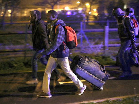 Les migrants de Calais regroupés en vue de leur départ dès lundi matin © KEYSTONE/AP/THIBAULT CAMUS