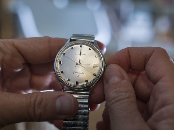 Le changement d'heure a été introduit en Suisse en 1981 pour harmoniser les horloges helvétiques avec celles des pays voisins (image symbolique/archives). © KEYSTONE/CHRISTIAN BEUTLER