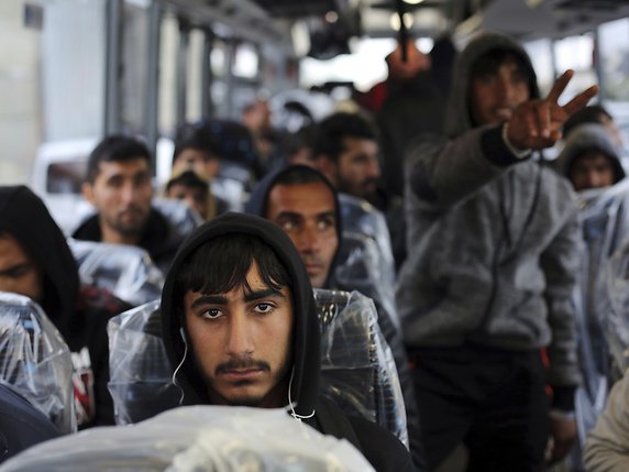 Les adultes "ont quitté Calais à bord de 45 bus pour rejoindre 80 centres d'accueil et d'orientation (CAO) situés dans onze régions de France", a affirmé le ministre de l'Intérieur Bernard Cazeneuve. © KEYSTONE/AP/THIBAULT CAMUS