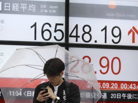 La Bourse de Tokyo a profité de l'affaiblissement du yen mardi (archives). © KEYSTONE/AP/EUGENE HOSHIKO