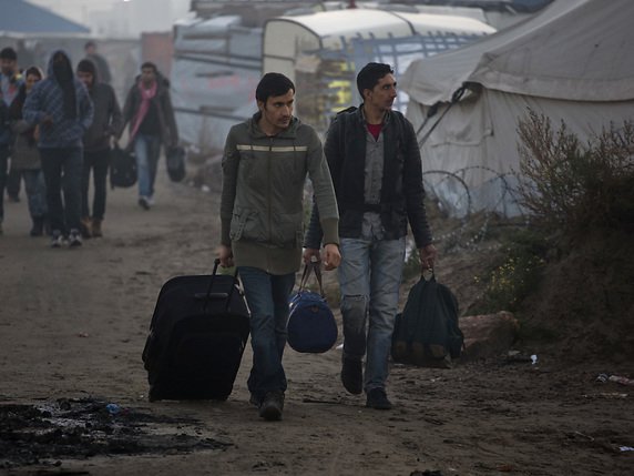 L'évacuation de la jungle de Calais entame sa deuxième journée, avec de nombreux départs volontaires. © KEYSTONE/AP/EMILIO MORENATTI