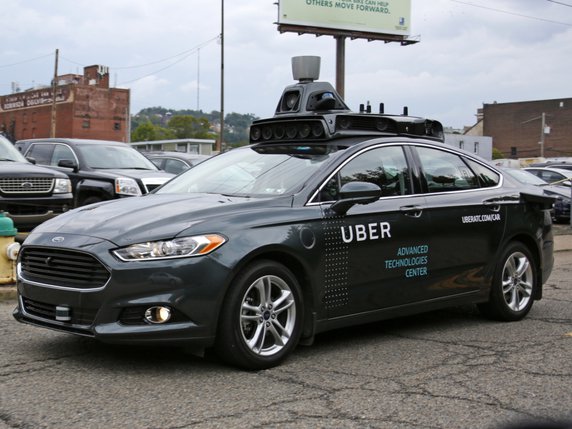 Cet essai survient six semaines après le lancement par Uber d'un service de location de voitures sans conducteur (archives). © KEYSTONE/AP/GENE J. PUSKAR