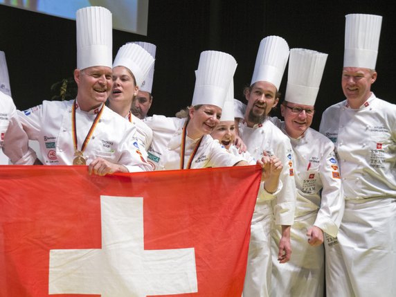 L'équipe nationale suisse fête sa victoire après avoir remporté le bronze à l'Olympiade des cuisiniers à Erfurt. © KEYSTONE/AP/JENS MEYER