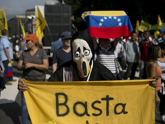 Un des participants de la manifestation mercredi à Caracas. © KEYSTONE/AP/ALEJANDRO CEGARRA