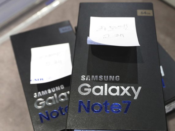 Samsung a annoncé début septembre le rappel de 2,5 millions de son Galaxy Note 7 après des cas où sa batterie prenait feu ou explosait (archives). © KEYSTONE/AP/LEE JIN-MAN