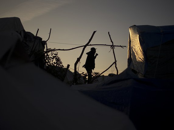 L'ONU a appelé la France à "offrir un hébergement approprié" aux exilés encore présents. © KEYSTONE/AP/EMILIO MORENATTI