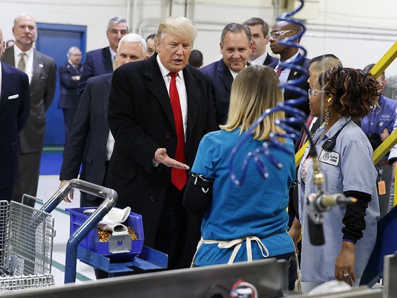 Donald Trump en visite dans une usine d'Indianapolis (archives). Le milliardaire new-yorkais veut parler "d'entrepreneur à entrepreneur" à Johann Schneider-Ammann. © KEYSTONE/AP/EVAN VUCCI