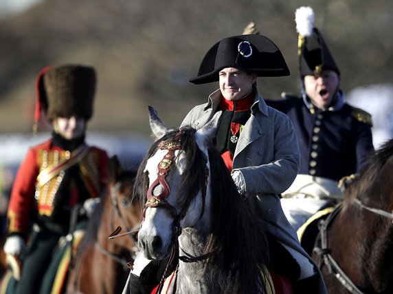 Le rôle de Napoléon Ier était à nouveau joué par l'acteur américain Mark Schneider (au centre). © KEYSTONE/AP/PETR DAVID JOSEK