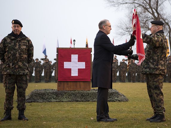 Remise de l'étendard de l'armée suisse à Philippe Rebord (à droite) © KEYSTONE/ANTHONY ANEX