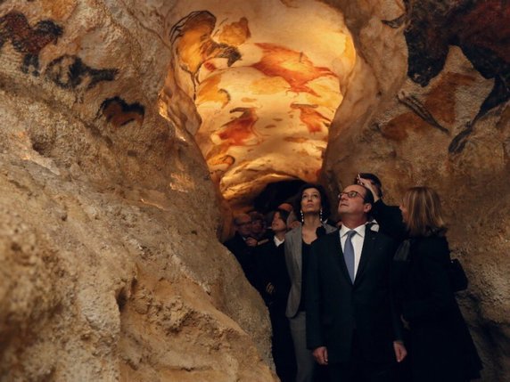 François Hollande a visité la réplique de la célèbre grotte préhistorique. © Compte Twitter @Elysée