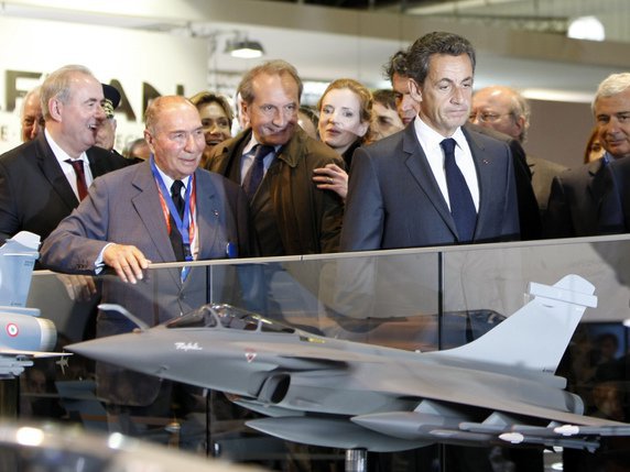 Serge Dassault (2e depuis la gauche) est accusé par le parquet d'avoir "piétiné toutes les lois françaises" (archives). © KEYSTONE/AP/Francois Mori