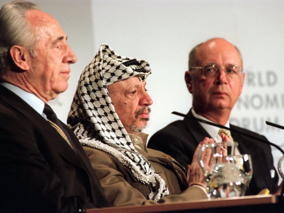 Yasser Arafat et Shimon Peres ont ouvert le dialogue sous la houlette du WEF et de Klaus Schwab (archives). © KEYSTONE/STR