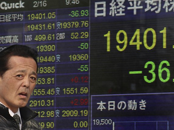 Le Nikkei a été freiné par le recul du dollar face au yen (archives). © KEYSTONE/AP/SHIZUO KAMBAYASHI