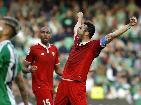 Le capitaine Vicente Iborra jubile: il a inscrit le but de la victoire pour le FC Séville. © KEYSTONE/EPA LUSA/NUNO VEIGA