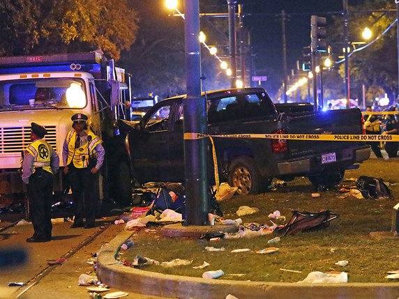 Le pick-up a percuté plusieurs véhicules avant de foncer sur la foule à La Nouvelle-Orléans. © KEYSTONE/AP/GERALD HERBERT