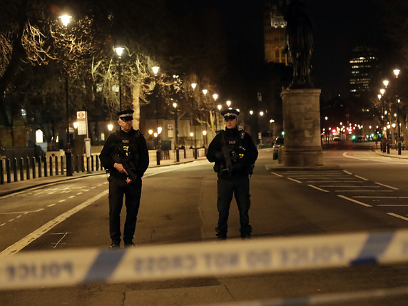 Les opérations de police se poursuivent à Londres, après un attentat qui a fait quatre morts dont l'assaillant. © KEYSTONE/AP/MATT DUNHAM