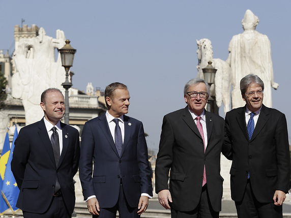 Tout sourire, de gauche à droite: Joseph Muscat (Malte), Donald Tusk (Conseil européen) et Jean-Claude Juncker (Commission européenne) sont accueillis au Capitole par le premier ministre italien Paolo Gentiloni. © KEYSTONE/AP/ANDREW MEDICHINI