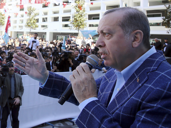 Le président turc Recep Tayyip Erdogan envisage, après le 16 avril, la tenue d'un possible référendum sur la poursuite de la candidature de la Turquie à l'Union européenne. © KEYSTONE/AP Pool Presidential Press Service/KAYHAN OZER