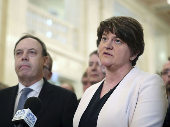 La dirigeante des unionistes du DUP, Arlene Foster, s'est exprimée devant les médias à Belfast pour annoncer l'échec des pourparlers. © KEYSTONE/AP PA/NIALL CARSON