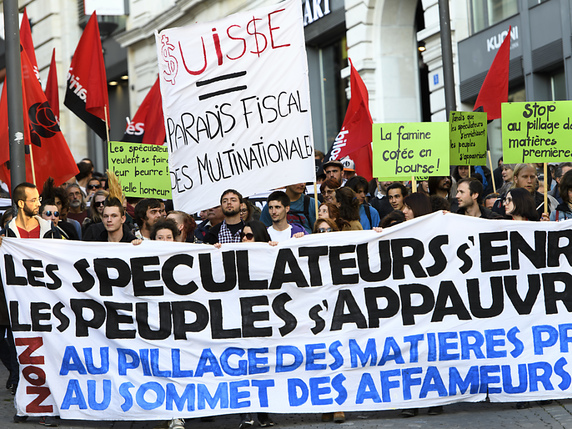 Environ 300 personnes ont manifesté à Lausanne contre le Sommet consacré au  commerce des matières premières. © KEYSTONE/LAURENT GILLIERON