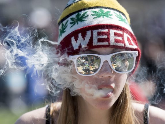 Une partisane de la légalisation du cannabis au Canada photographiée à Ottawa en 2016 (archives) © KEYSTONE/AP The Canadian Press/JUSTIN TANG