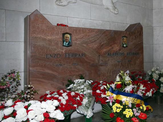 La tombe d'Enzo Ferrari au cimetière de San Cataldo, à Modène en Italie. © KEYSTONE/AP ANSA/ELISABETTA BARACCHI