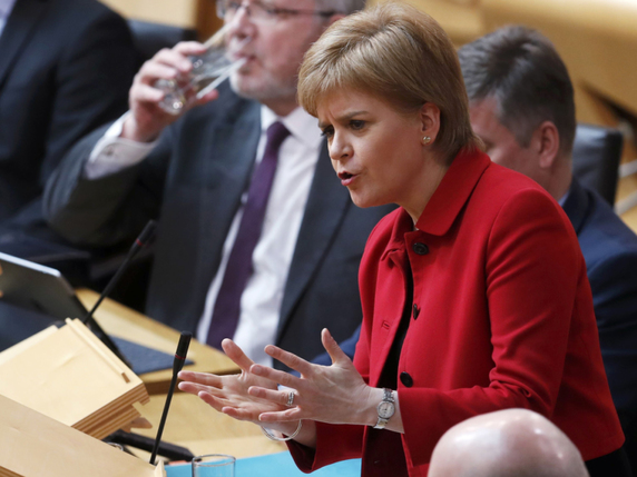 La première ministre écossaise, ici durant les débats précédant le vote, défie son homologue britannique. © KEYSTONE/AP PA/RUSSELL CHEYNE