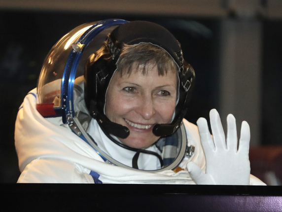 L'astronaute américaine Peggy Whitson effectue sa huitième expédition orbitale, elle participe à une série de travaux à l'extérieur de la Station spatiale internationale (archives). © KEYSTONE/AP POOL/DMITRI LOVETSKY