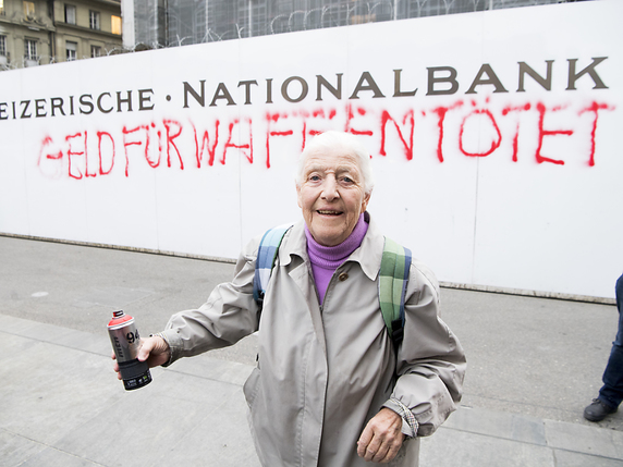 L'initiative du GSsA contre le financement du commerce de guerre a été lancée avec le graffiti sprayé par Louise Schneider, 86 ans. © KEYSTONE/ANTHONY ANEX
