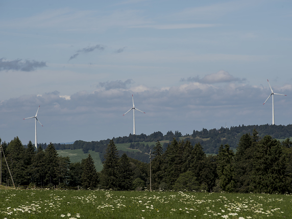 Le Parc éolien du Col du Mont-Crosin sur les montagnes du Jura, fait partie des énergies renouvelables sur lesquelles compte le comité interpartis pour combler  à terme la sortie du nucléaire. © KEYSTONE/JEAN-CHRISTOPHE BOTT